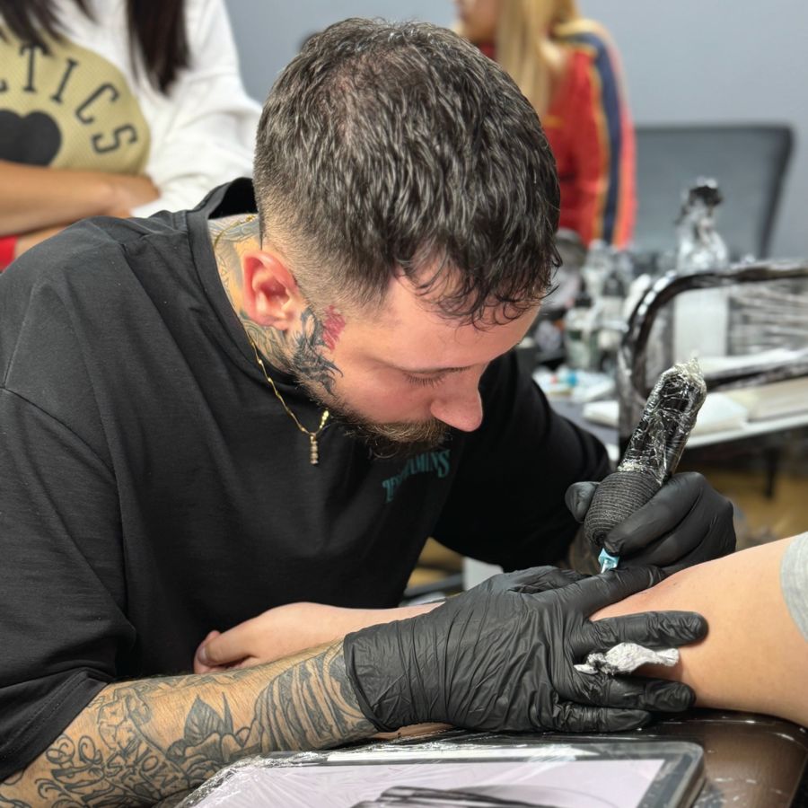 Dövme Eğitimi Nedir? Profesyonel Dövme Sanatçısı Olmanın İlk Adımı
